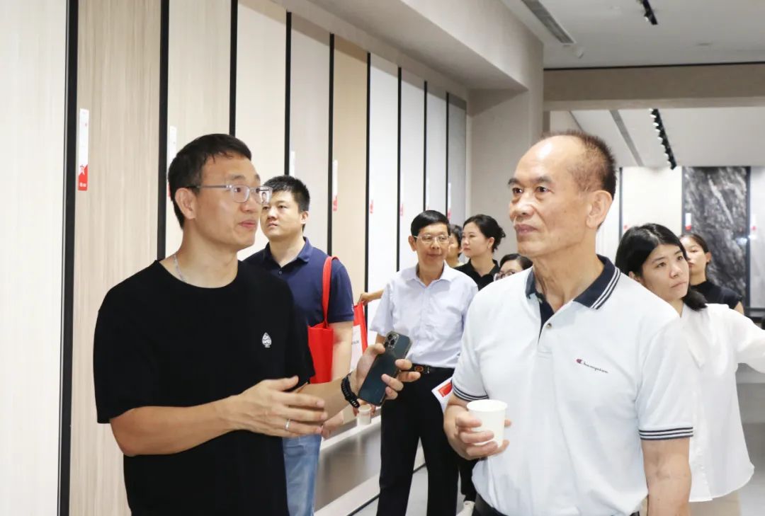 2024新銳榜專家評審團蒞臨大將軍瓷磚總部考察，點贊品牌實力！(圖2)