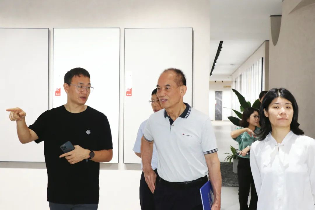 2024新銳榜專家評審團蒞臨大將軍瓷磚總部考察，點贊品牌實力！(圖7)